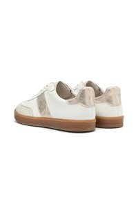 Białe skórzane sneakersy z teksturowanymi akcentami, taupe'owymi detalami i gumowymi podeszwami. Gładkie wykończenie z delikatnym połyskiem na tylnym panelu.