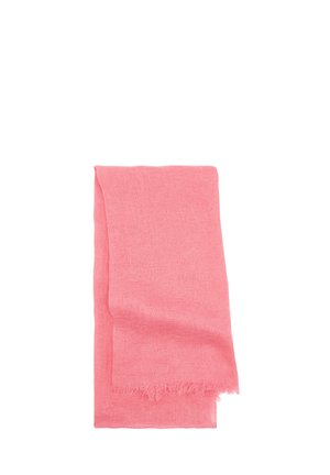 Różowy lekki szalik z subtelną fakturą i frędzlami na krawędziach, starannie złożony na białym tle.