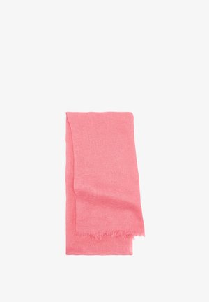 Różowy lekki szalik z subtelną fakturą i frędzlami na krawędziach, starannie złożony na białym tle.