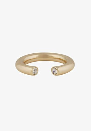 Goldfarbener Armreif mit einem glatten, abgerundeten Design, das an jedem Ende zwei kleine transparente Steine aufweist. Hochglanzoberfläche mit reflektierenden Flächen.