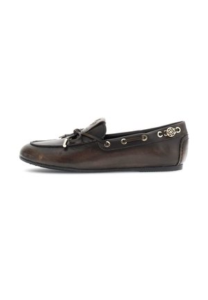 Mocassin en cuir marron foncé avec détail de lacet et emblème métallique sur le côté, semelle plate et design d'orteil cousu.