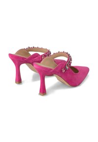 Tacchi slingback in suede rosa con punta appuntita, tacco stiletto corto e dettaglio di cinturino con perline sul retro. Texture liscia e colore vivace.