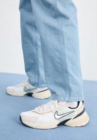 V2K RUN  - Sneakers basse - summit white/chrome/white/light orewood brown/sanddrift/black