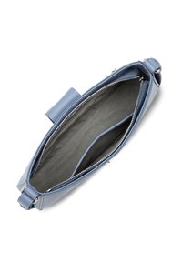 Sac à main en cuir bleu avec fermeture éclair, doté d'une doublure intérieure grise et d'une poche plaquée. Design épuré avec une texture lisse.