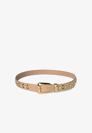 Beige leren riem met goudkleurige gesp en blauwe en gouden decoratieve studs langs de hele lengte, afgebeeld op een witte achtergrond.