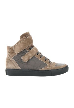 Baskets montantes en daim beige et tissu matelassé gris foncé, avec deux sangles velcro et semelle en caoutchouc noire.
