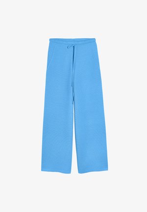 Spodnie w stylu kulot w jasnoniebieskim kolorze, wykonane z miękkiego, teksturowanego materiału. Posiadają elastyczny pas ze sznurkiem i dwie boczne kieszenie.
