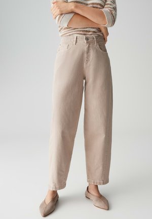Pantaloni beige a vita alta con vestibilità a gamba dritta, realizzati in denim, con tasche anteriori e chiusura con bottone. Abbinati a ballerine taupe.