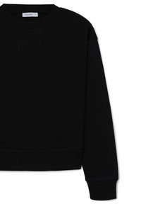 Felpa nera corta con collo a giro, maniche lunghe, polsini e orlo a coste. Realizzata in un morbido tessuto testurizzato. Etichetta del marchio visibile.