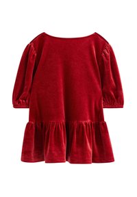 Rode fluwelen peuterjurk met lange pofmouwtjes en een geraffineerde ruffelzoom, weergegeven op een witte achtergrond.