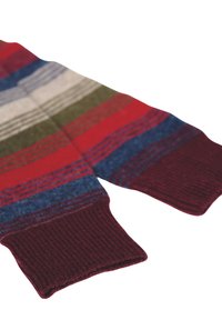 Sciarpa a maglia multicolore con strisce orizzontali in rosso, verde, blu e crema. Polsini a coste color borgogna e texture morbida.