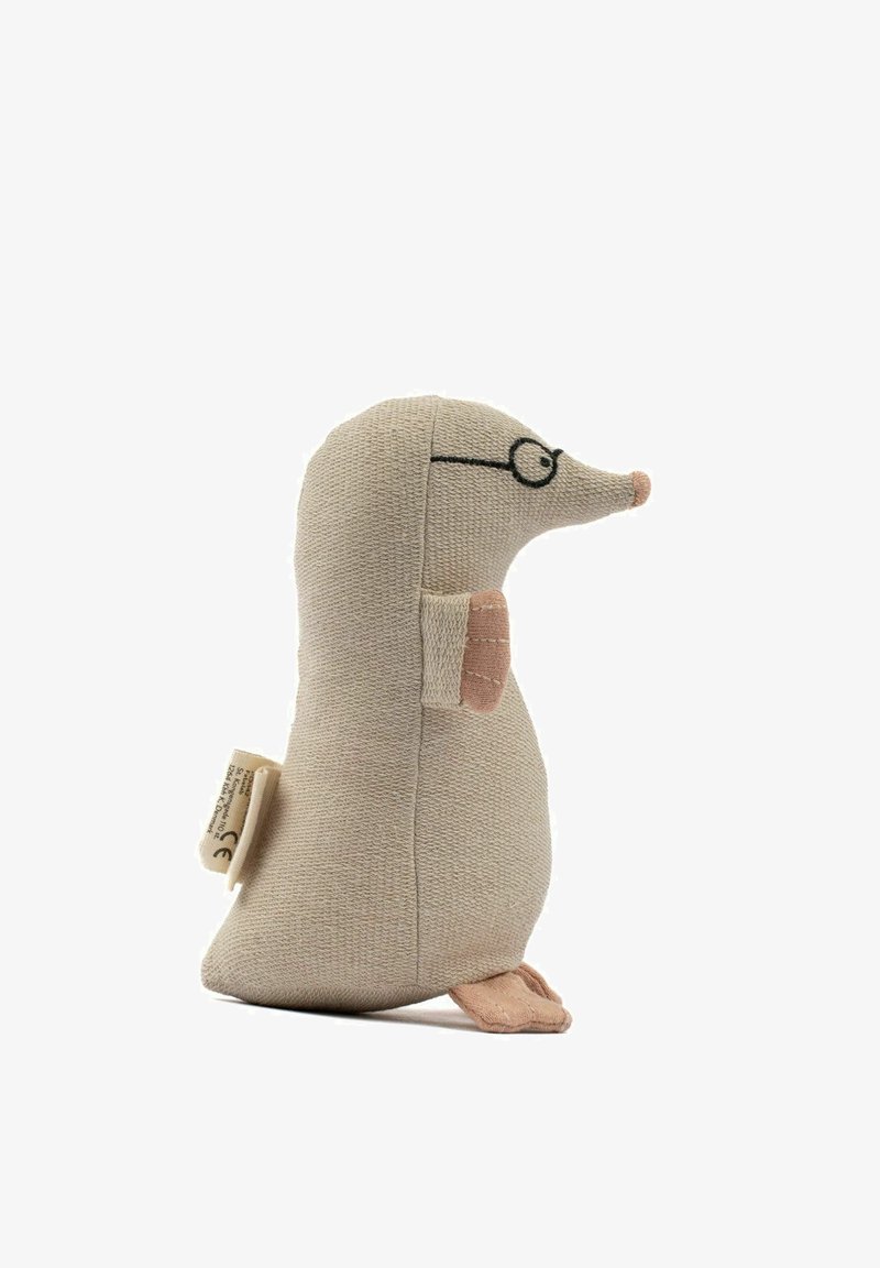 Jouet en peluche en forme de taupe en beige avec des accents rosés. Présente des yeux noirs brodés et des lunettes, un design simpliste et de petites pattes.
