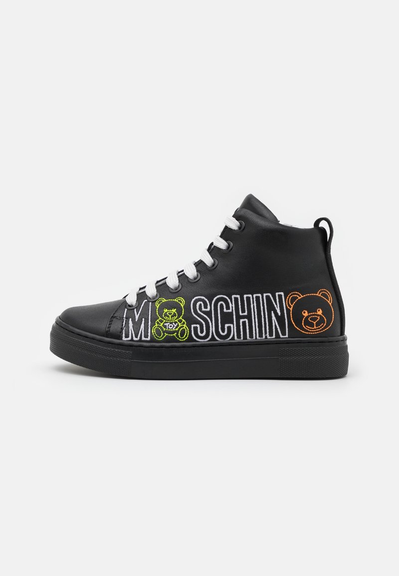 Czarny sneakers za kostkę z białymi sznurowadłami, z napisem "MOSCHINO" oraz zieloną i pomarańczową haftowaną postacią misia po boku.