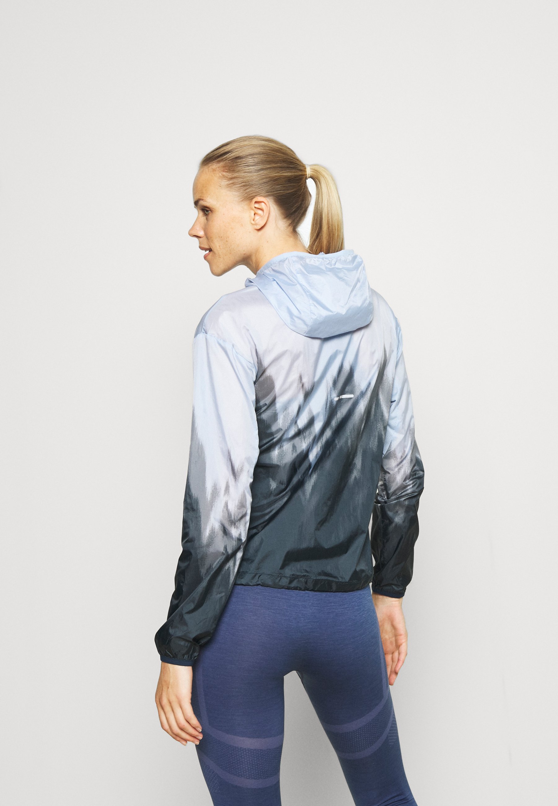 coupe vent running asics