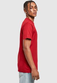Mister Tee LOS ANGELES WORDING TEE - Marškinėliai su spaudiniu - burgundy