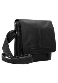 Borsa a tracolla in pelle nera con chiusura a patta, tracolla regolabile, cuciture sottili e logo del marchio impresso sulla tasca anteriore.