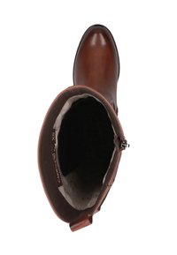 Bota de cuero marrón hasta la rodilla con punta redonda, acabado suave, forro suave, cremallera lateral y un ligero tacón. El interior muestra la etiqueta de la marca y la talla.