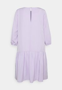 Lila šaty s třičtvrtinovými nabíranými rukávy, vrstvenou sukní a výřezem ve tvaru klíče na zádech, zabezpečeným knoflíkem. Hladká textilie.