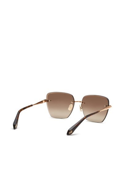 Lunettes de soleil carrées avec verres dégradés marron et branches à motif écaille, avec une fine monture métallique dorée.