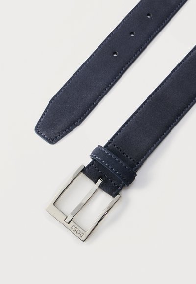 Ceinture en daim bleu marine avec boucle rectangulaire argentée gravée "BOSS", dotée de bords cousus et de plusieurs trous de réglage.