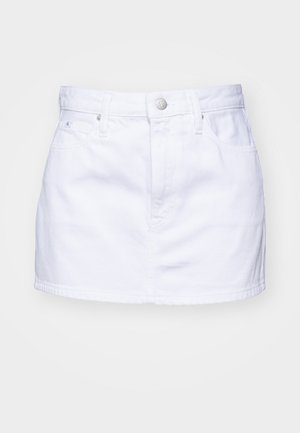 Minifalda de denim blanca con cinturilla, cierre de botón en la parte delantera y dos bolsillos laterales. Textura suave y diseño corto.