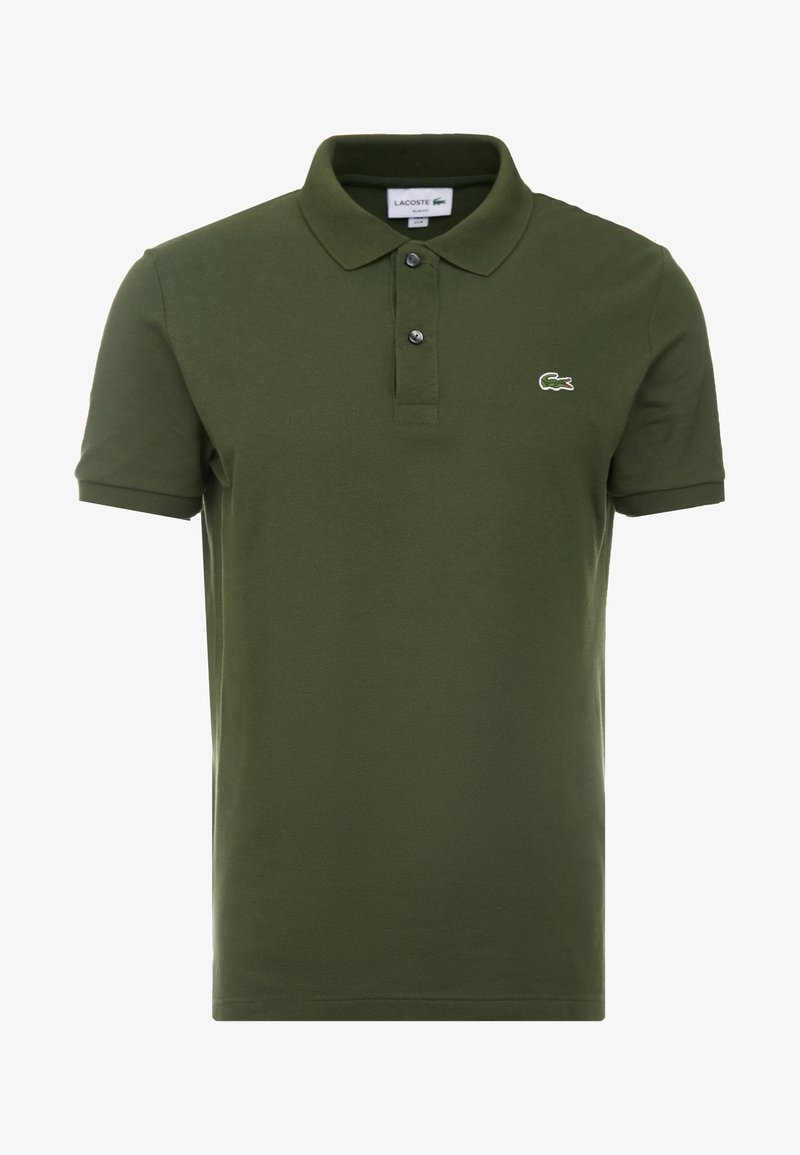 Polo en coton vert foncé avec une finition texturée. Il présente un col classique, une patte de boutonnage à deux boutons et un petit logo brodé sur la poitrine.