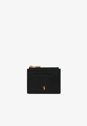 Tarjetero de piel negra texturizada con cremallera dorada y pequeño logo dorado en la parte frontal, que cuenta con dos ranuras para tarjetas y un compartimento con cremallera.