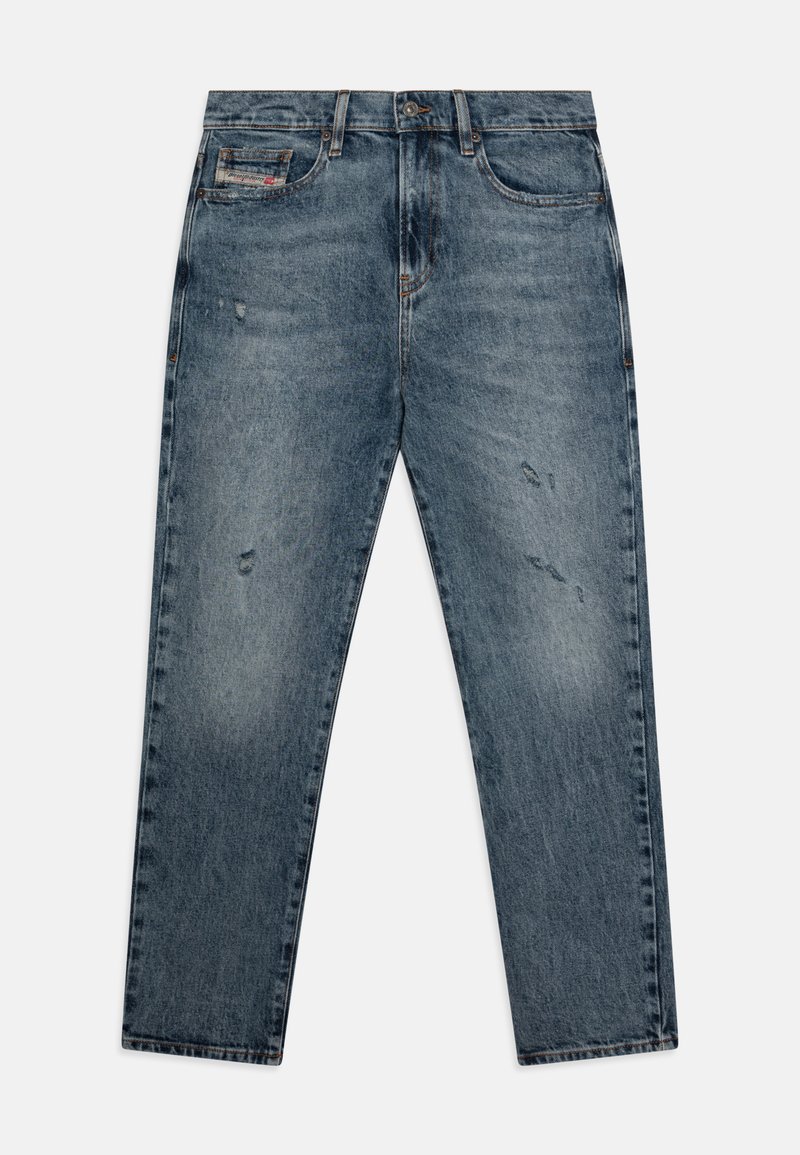 Jeans de mezclilla azul claro con un acabado desgastado, detalles desgastados, corte recto y diseño tradicional de cinco bolsillos. Adecuados para el uso informal.
