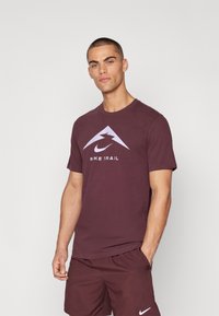 Nike Performance M NK DF TEE TRAIL LOGO - Športne majice - burgundy crush
