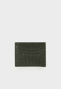 Tarjetero de cuero trenzado verde con seis compartimentos para tarjetas, que presenta una superficie texturizada y un sutil logotipo en la parte frontal.