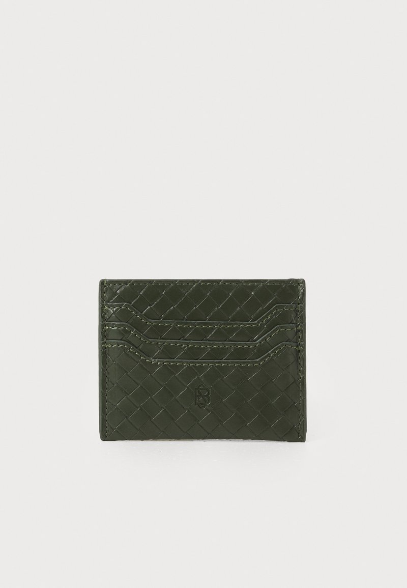 Tarjetero de cuero trenzado verde con seis compartimentos para tarjetas, que presenta una superficie texturizada y un sutil logotipo en la parte frontal.