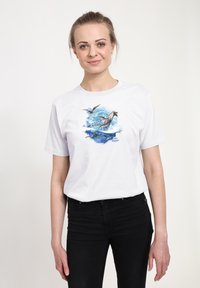 T-shirt bianco in cotone con una grafica colorata a tema oceano che raffigura vita marina. Maniche corte e collo a giro con una vestibilità comoda.