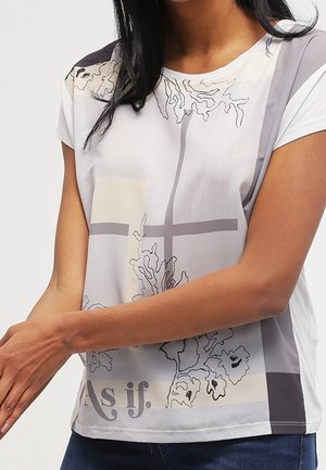 Maglietta a maniche corte, con taglio ampio, in tessuto grigio chiaro. Presenta motivi floreali, forme geometriche e la scritta "As if." Maniche bianche a contrasto.