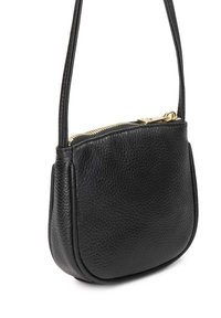 Černá kožená crossbody taška s texturovaným povrchem, zaobleným tvarem, zlatým zipem a jedním nastavitelným popruhem.