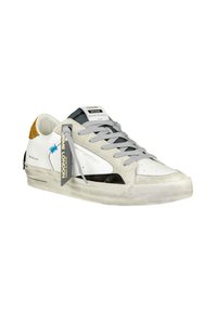 Sneaker in suede bianco e grigio con un accento nero, punta tonda, lacci grigi e un tab sul tallone di colore marrone. Presenta un'etichetta con logo sul lato.