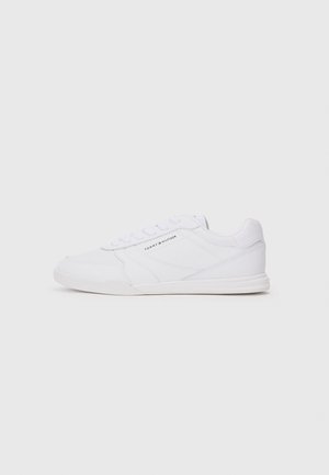 Adidași albi cu un părți superioare sintetice netede, vârf rotunjit, accente laterale perforate și șireți plata. Design minimalist cu un branding subtil.