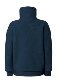 Marineblå fleecepullover med høy krage, senkede skuldre og ribbestrikkede mansjetter. Teksturert overflate med mykt, plyschmateriale.