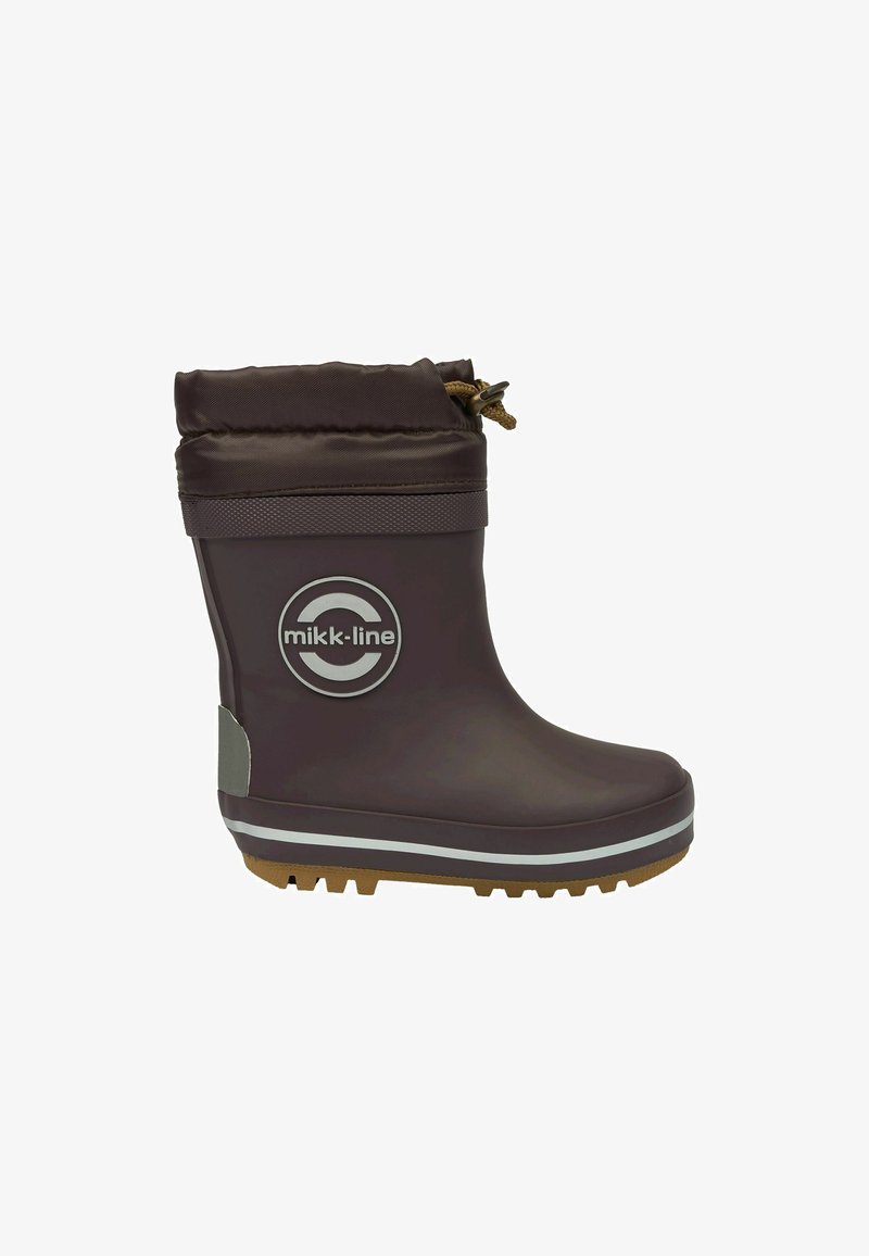 Botte de pluie en caoutchouc marron avec un haut repliable, des accents gris et une semelle texturée. Présente un logo sur le côté et un système de laçage.