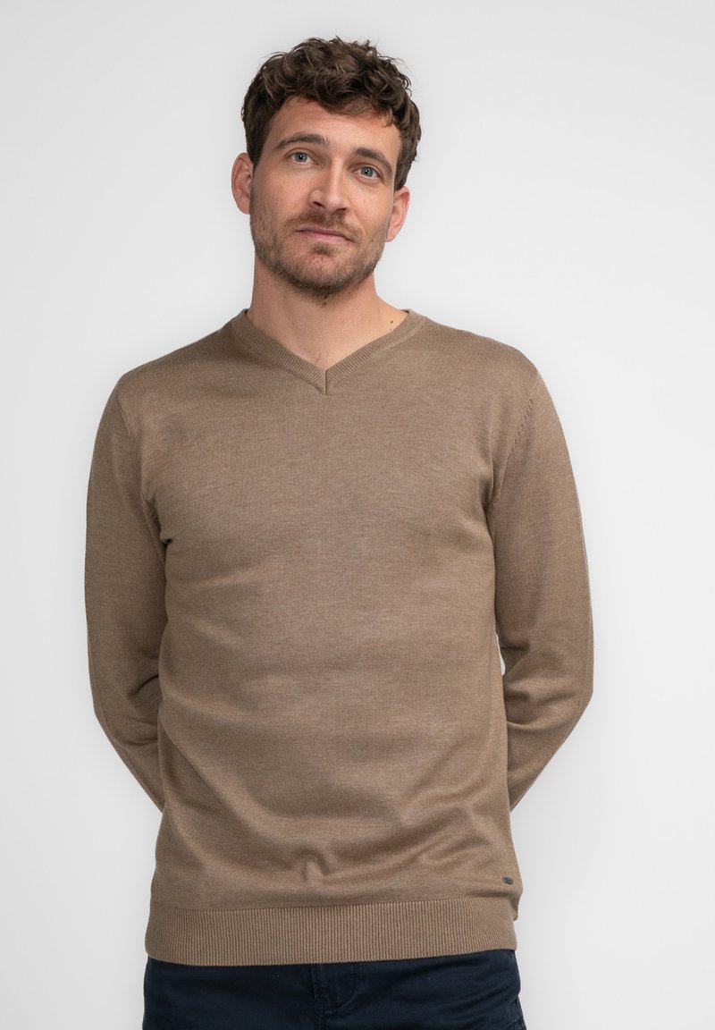 V-hals trui in lichtbruin breiwerk met een textuurafwerking en geribde boorden. Het ontwerp heeft een slim-fit silhouet voor een gestroomlijnde uitstraling.