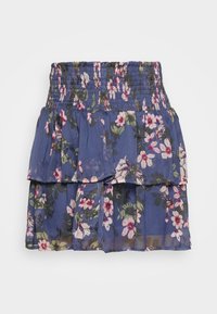 Bloemrijke rok met een smock tailleband, voorzien van gelaagde ruches. Het materiaal is lichtgewicht en semitransparant, het patroon bevat witte en roze bloemen op een blauwe achtergrond.