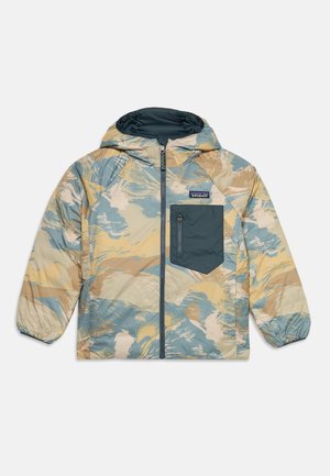 Hættetrøje til børn med blå, beige og tan camouflage mønster og en mørkeblå brystlomme med lynlås.