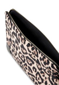 Borsa a mano con stampa leopardata realizzata in materiale sintetico, dotata di zip nera e rivestimento interno nero. Superficie testurizzata con motivi vari.
