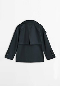 Czarna kurtka z zagiętym tyłem, długimi rękawami z guzikiem u mankietów oraz naramiennikami. Gładki, strukturalny materiał.