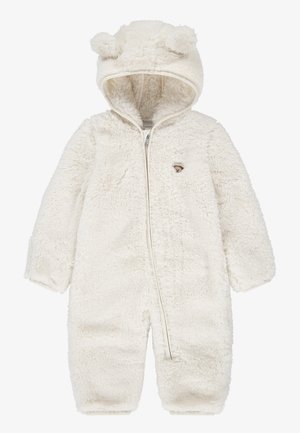 Hvid, fluffy babydragt med hætte med bamseører og et lille bjørneansigt på brystet, med lynlås foran.