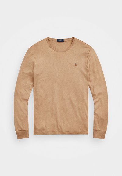 Lange mouwen, lichtbruine katoenen T-shirt met een ronde hals en geribde manchetten; heeft een klein geborduurd logo op de borst.