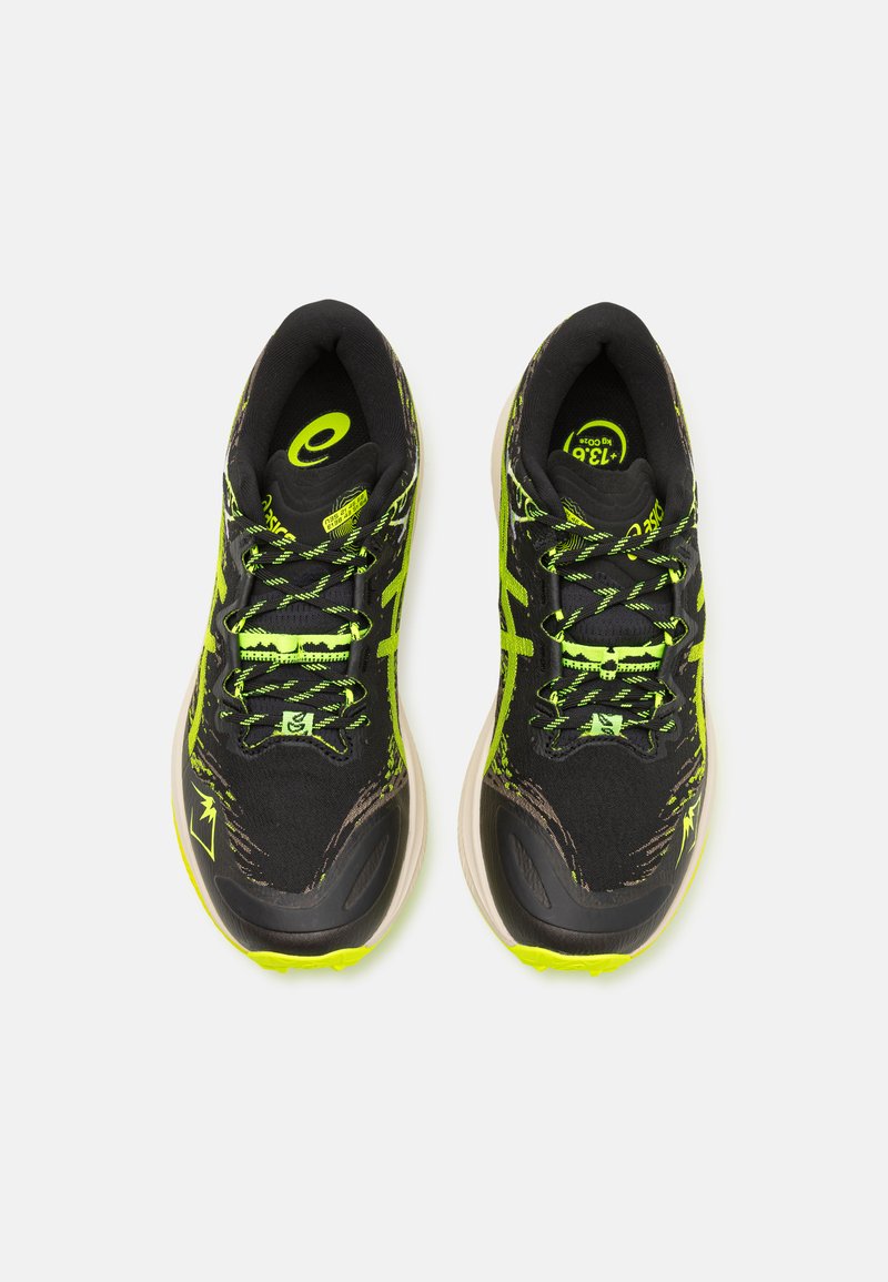 Schwarze Sportschuhe mit leuchtend grünen Akzenten, die über ein strukturiertes Obermaterial, ein ausgeklügeltes Schnürdesign und eine gepolsterte Sohle für Unterstützung verfügen.