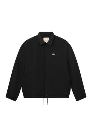 Schwarze, knöpfbare Jacke mit Kragen, elastischen Bündchen, zwei Vordertaschen und kleinem weißen Schriftzug auf der linken Brust.