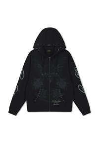 Schwarzer Kapuzenpullover mit Reißverschluss, mit Nieten besetztem Kapuzenrand, Fronttaschen, Grafik mit geflügeltem Totenkopf und Rose sowie Schriftzug an unterem Vorderteil und Ärmeln.