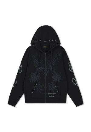 Schwarzer Kapuzenpullover mit Reißverschluss, mit Nieten besetztem Kapuzenrand, Fronttaschen, Grafik mit geflügeltem Totenkopf und Rose sowie Schriftzug an unterem Vorderteil und Ärmeln.