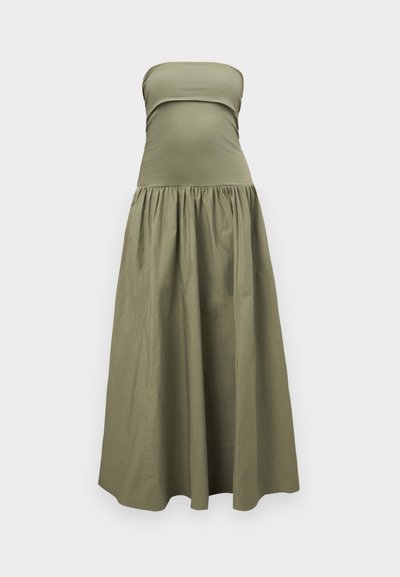 Αμάνικο μακρύ φόρεμα ελιάς με εφαρμοστό μπούστο και φουσκωτή, ρέουσα φούστα, παρουσιασμένο πάνω σε ανοιχτό γκρι φόντο.